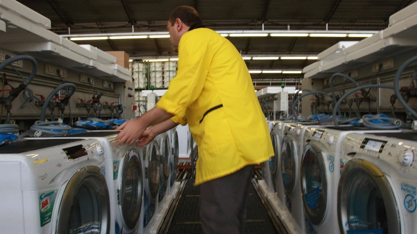 La fabbrica di Brugherio è l’ultima rimasta in Italia del colosso delle lavatrici