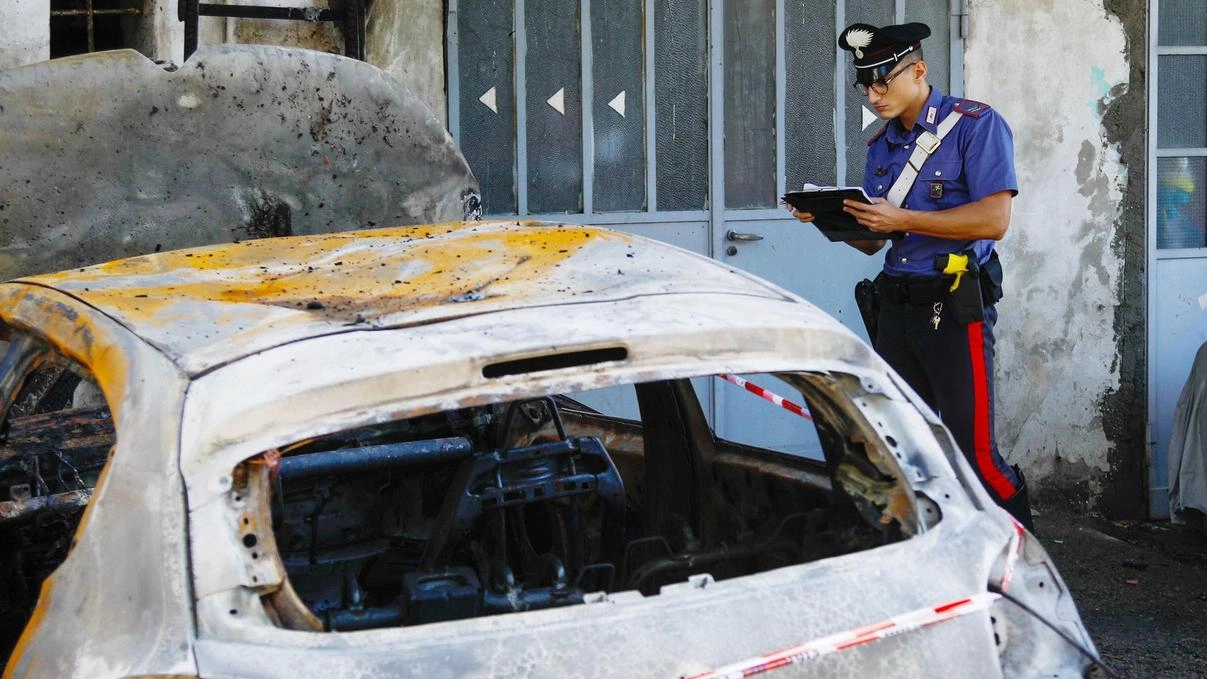 Roghi notturni. Bruciano un bus e tre automobili Roghi notturni. Bruciano un bus e tre automobili