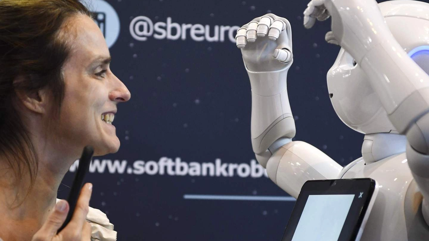 PROVE DI FUTURO Una donna interagisce con un robot un’intelligenza artificiale in grado di svolgere alcune funzioni umane