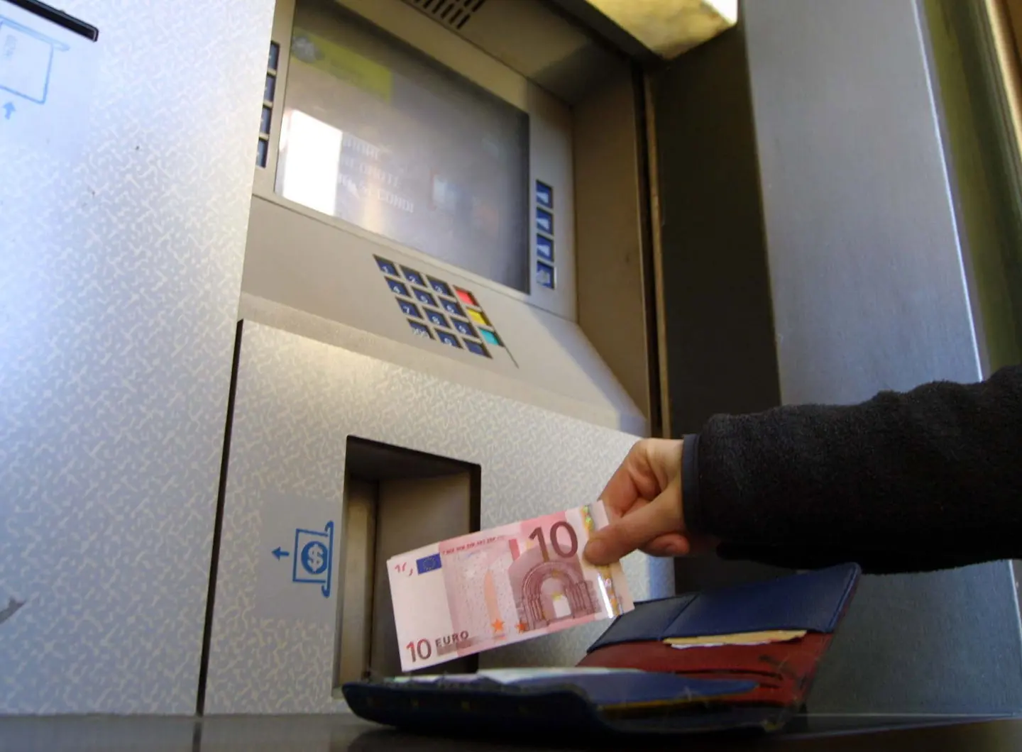 Cremona, ruba bancomat alla mamma del fidanzato e gioca alle slot: denunciata
