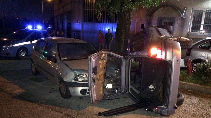 L'auto dei banditi in fuga a Rho ribaltata dopo lo scontro con una vettura in sosta