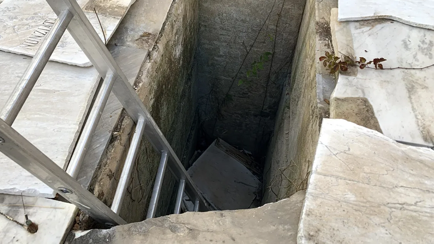 Un tumulo aperto (foto di repertorio) Un tumulo aperto (foto di repertorio)