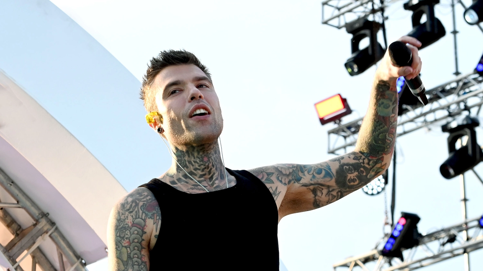 Fedez durante un concerto: non si sa ancora nulla sulla data delle dimissioni dall'ospedale