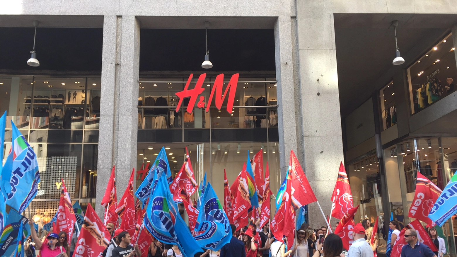 La protesta dei lavoratori di H&M in San Babila