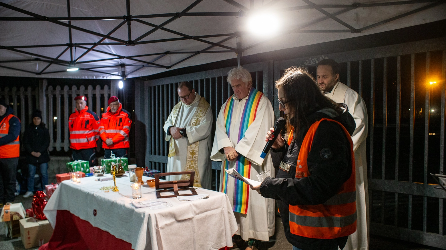 Messa di Natale al 'boschetto di Rogoredo' organizzato dai volontari dio 'Team Rogoredo' e Croce di Malta  Milano, 22 dicembre 2023, ANSA/DAVIDE CANELLA