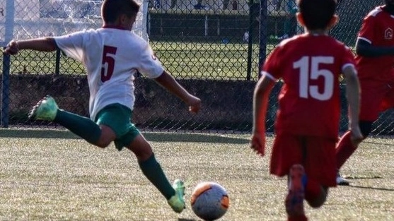 Ragazzini durante una partita di pallone Ragazzini durante una partita di pallone