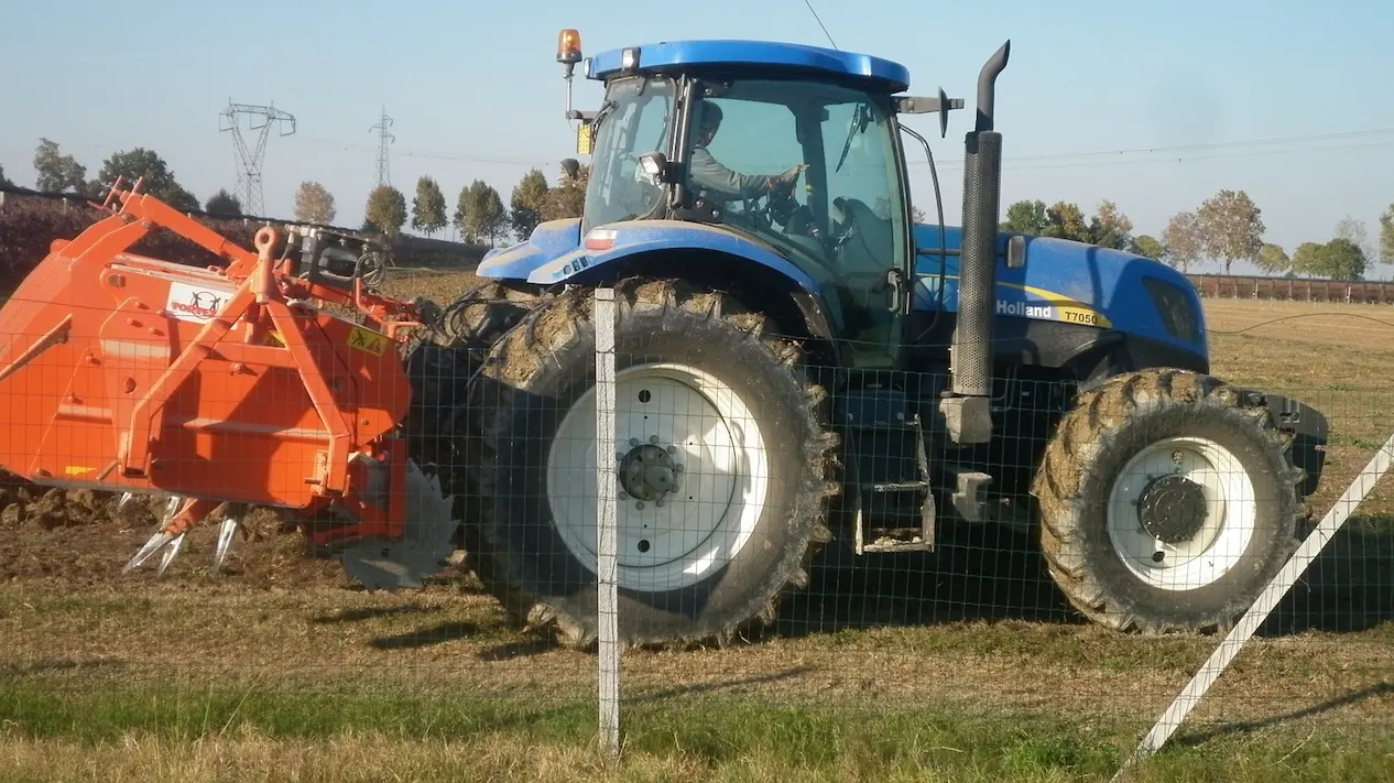 Trattore e botte per i trattamenti agricoli rubati in una cascina lodigiana: danno da 30mila euro Trattore e botte per i trattamenti agricoli rubati in una cascina lodigiana: danno da 30mila euro