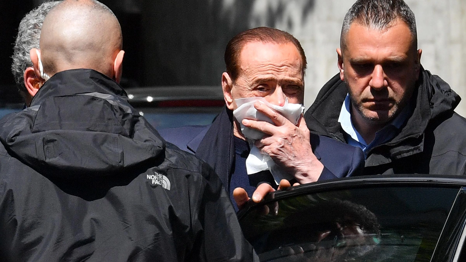 Berlusconi all'uscita della clinica (Ansa)