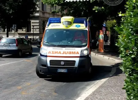 Incidente a scuola, 15enne cade dalla finestra: è grave