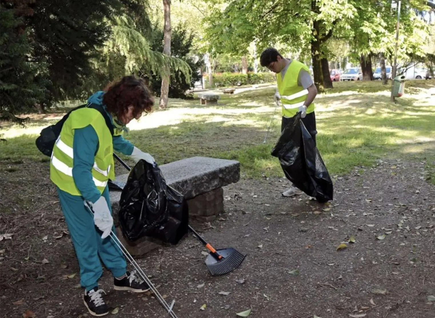 Bimbi puliscono il parco di Villa Tittoni