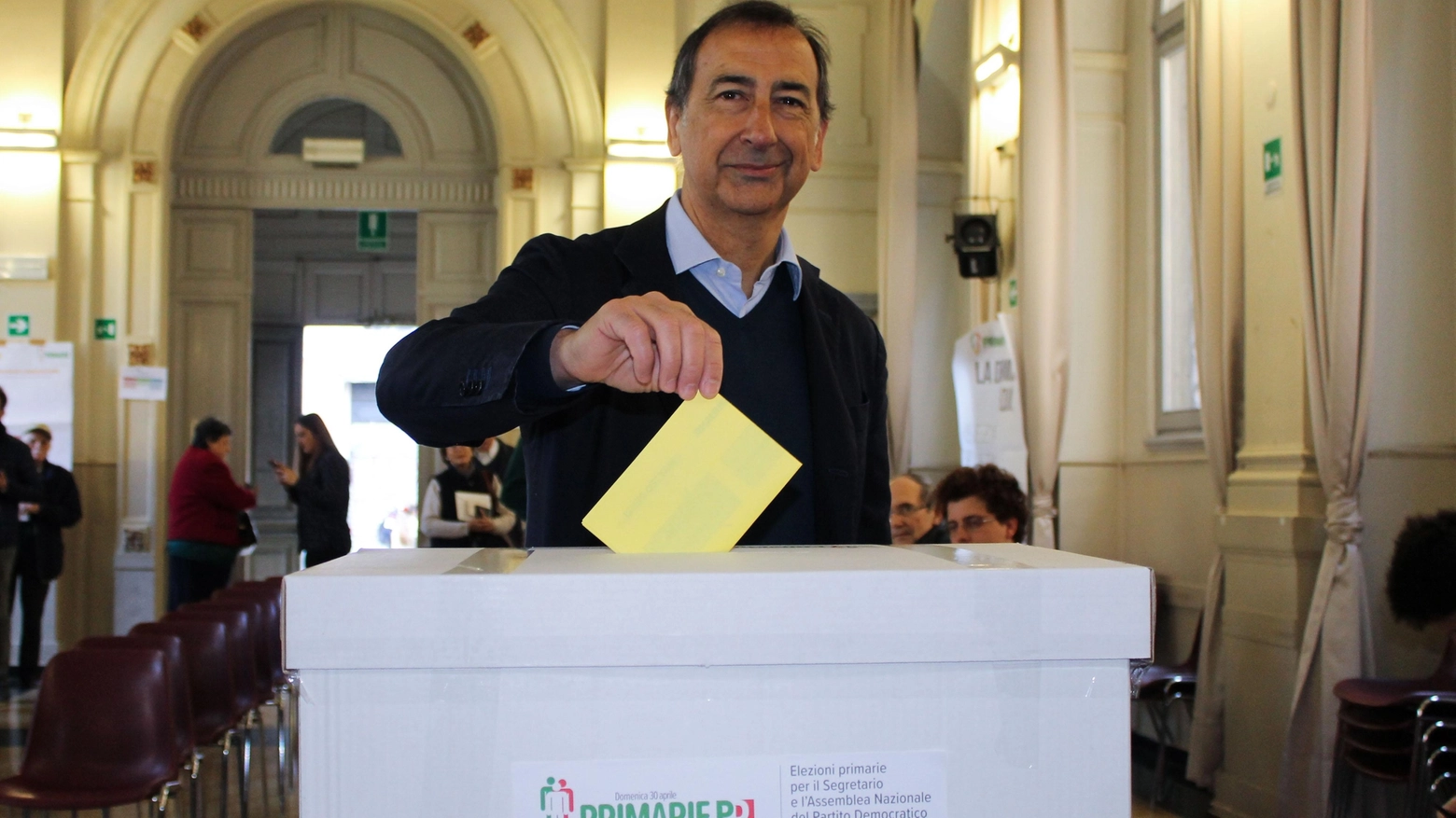 Il sindaco Giuseppe Sala vota alle primarie Pd