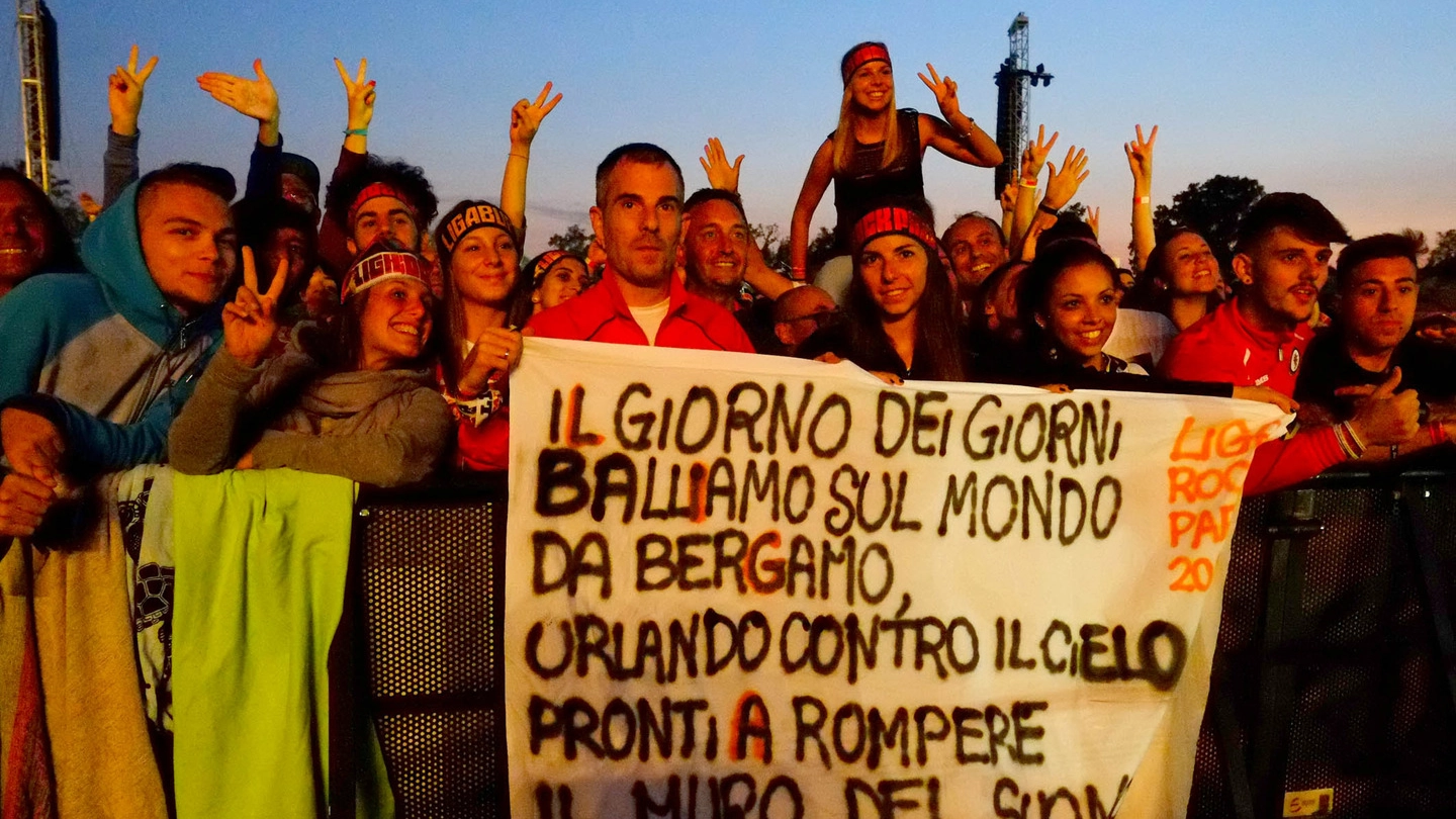 Un cartello dei fan che ricorda le canzoni di Ligabue