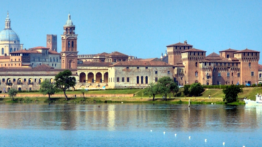 Il profilo di Mantova visto dal lago