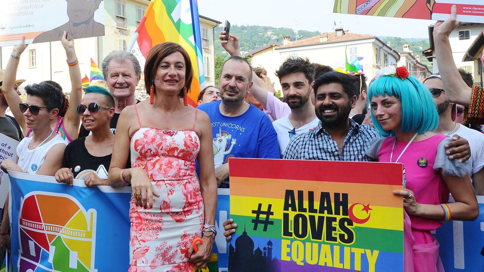 Brescia Pride, nella foto al centro Vladimir Luxuria (La Presse)