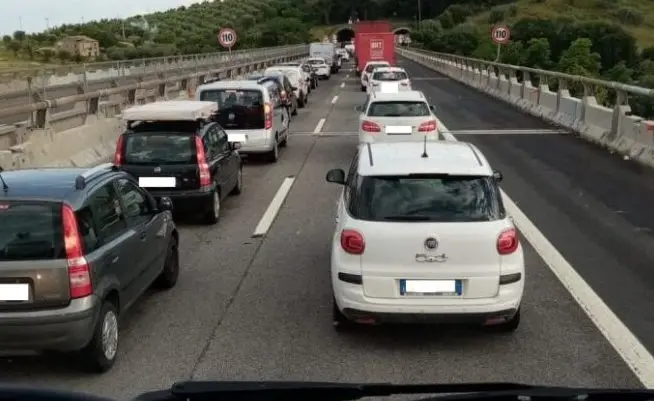 Rientro dalla Liguria, code e disagi in autostrada per i vacanzieri lombardi