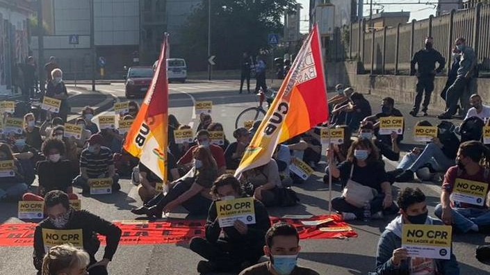 I consiglieri comunali al Cpr I dem vanno all’attacco: "Centro totalmente inutile" I consiglieri comunali al Cpr I dem vanno all’attacco: "Centro totalmente inutile"
