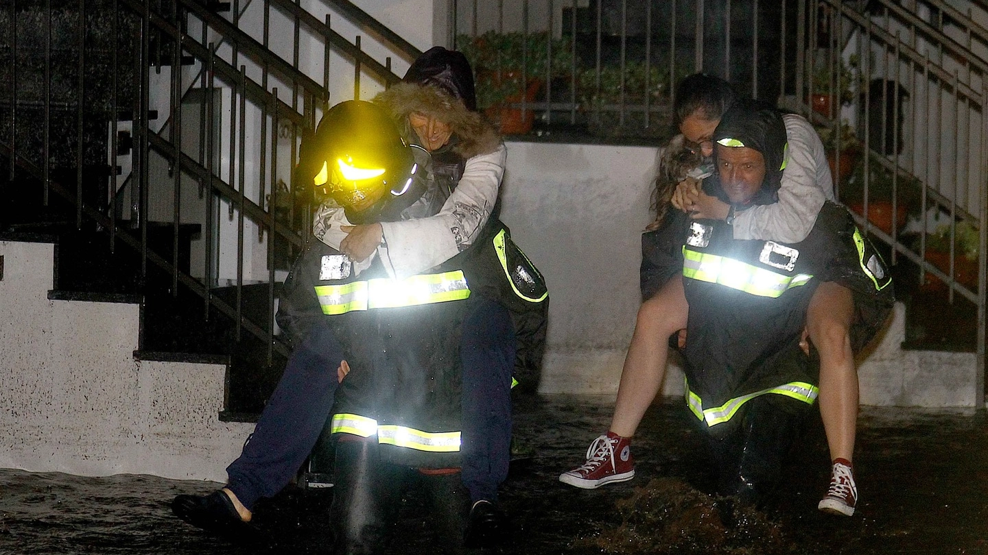 Vigili del fuoco portano in salvo alcuni sfollati