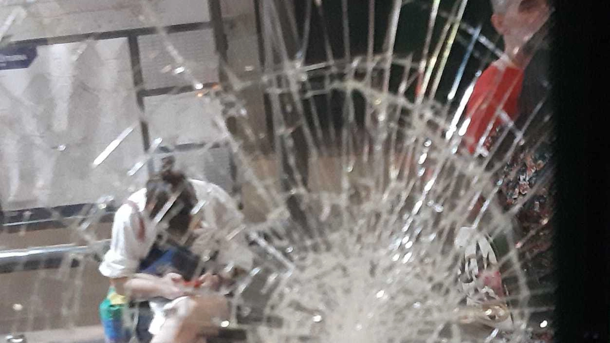 I danni provocati dai vandali, sabato notte, sul tram della linea 14 