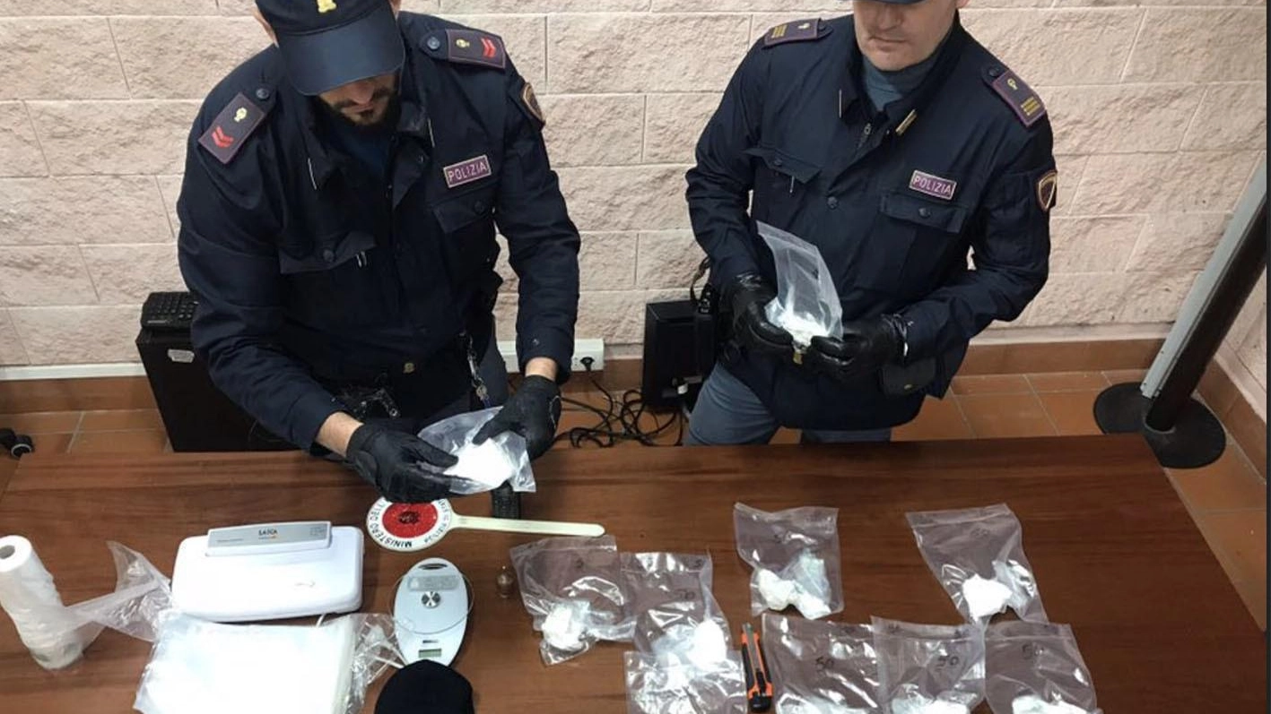 Un arsenale di armi e droga I fratelli terrore di clienti e pusher Un arsenale di armi e droga I fratelli terrore di clienti e pusher