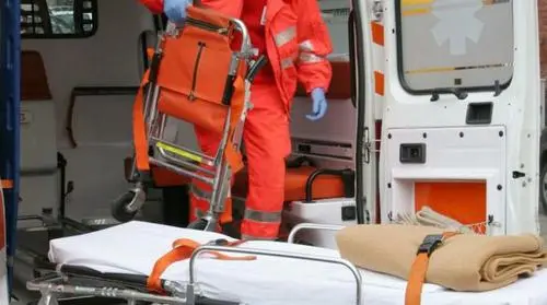 Chiama il 118 e subito dopo partorisce in casa: mamma e figlia stanno bene