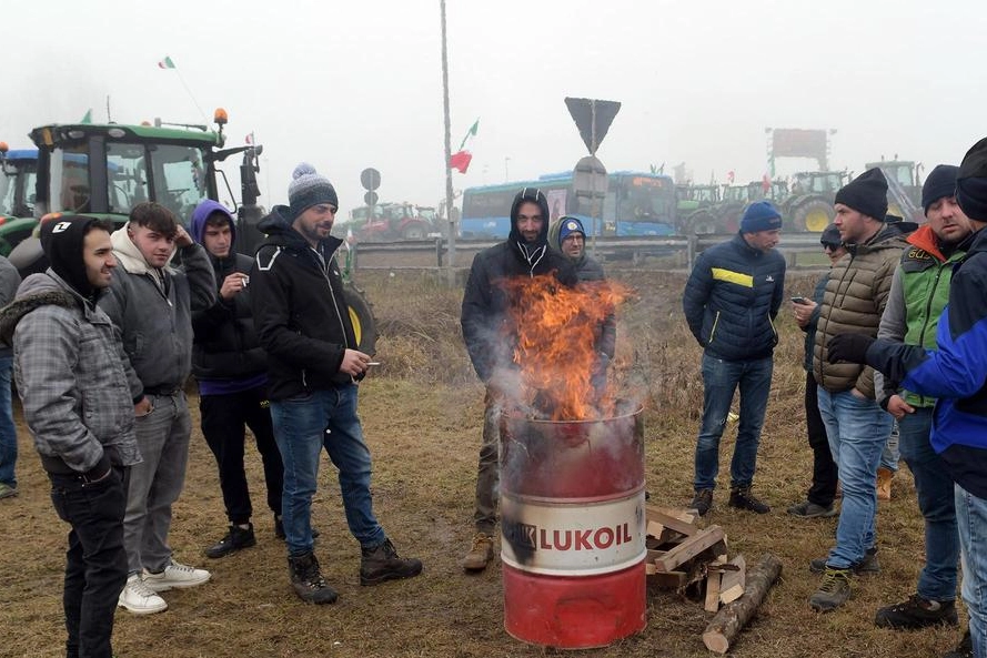 "Difendiamo il Made in Italy". Marcia dei trattori sulla Binasca. La protesta arriva a Melegnano