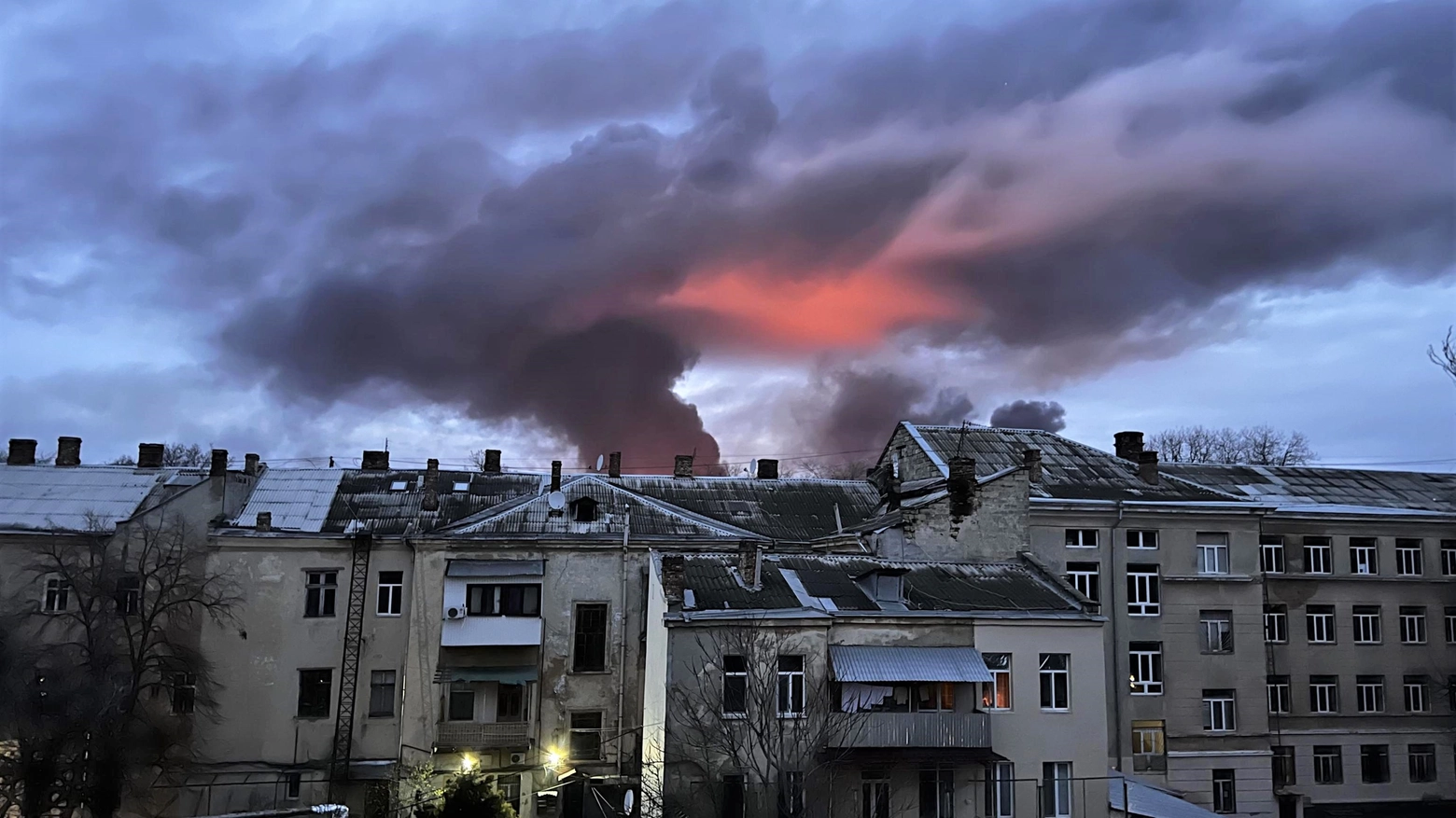 Il fumo delle esplosioni sul cielo di Odessa