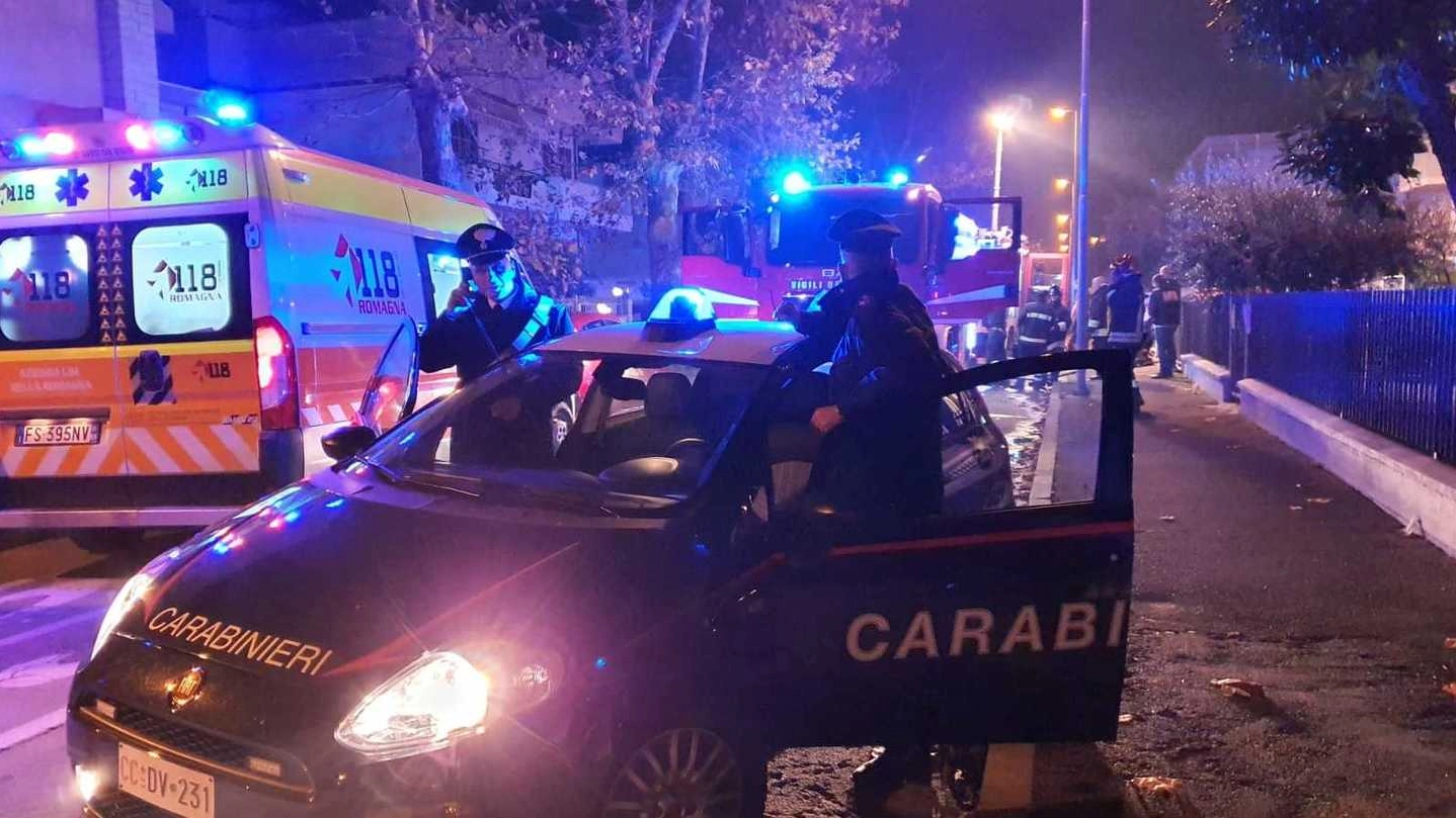 Ambulanza, carabinieri e vigili del fuoco