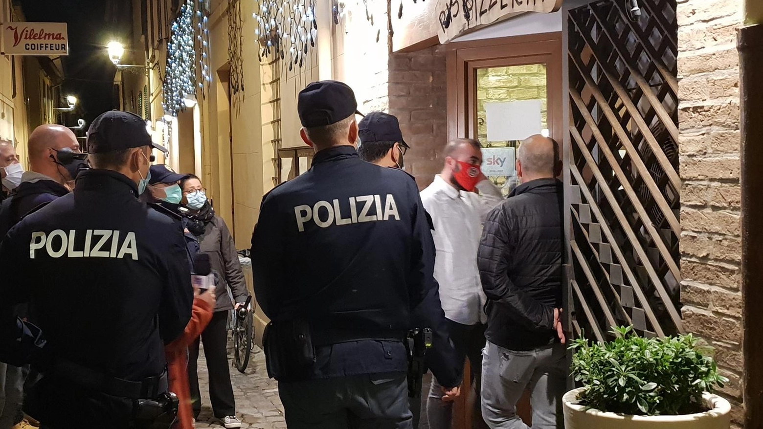 Polizia davanti a un ristorante (foto di repertorio)