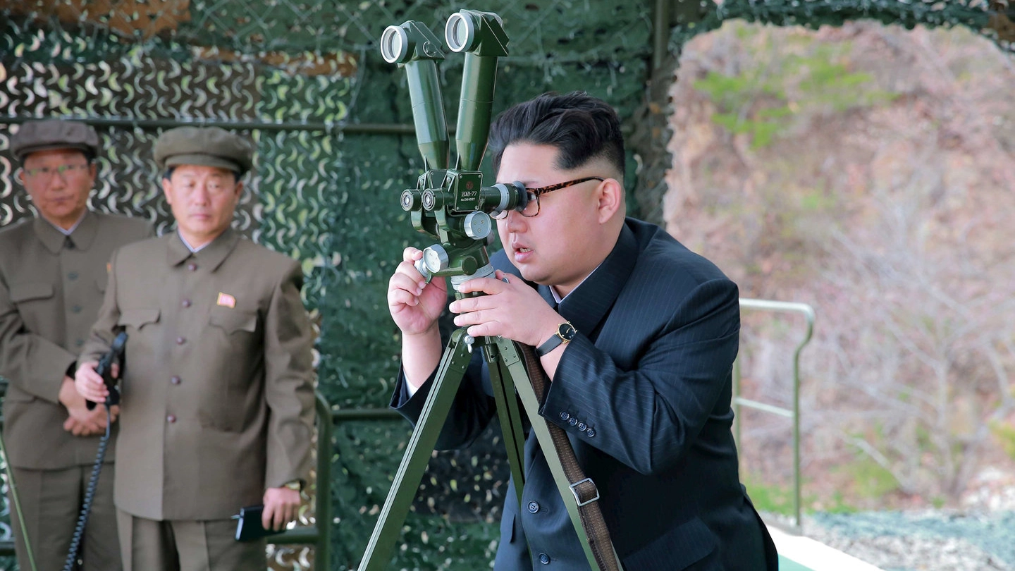  Kim Jong Un osserva un lancio di missilistico (Lapresse)