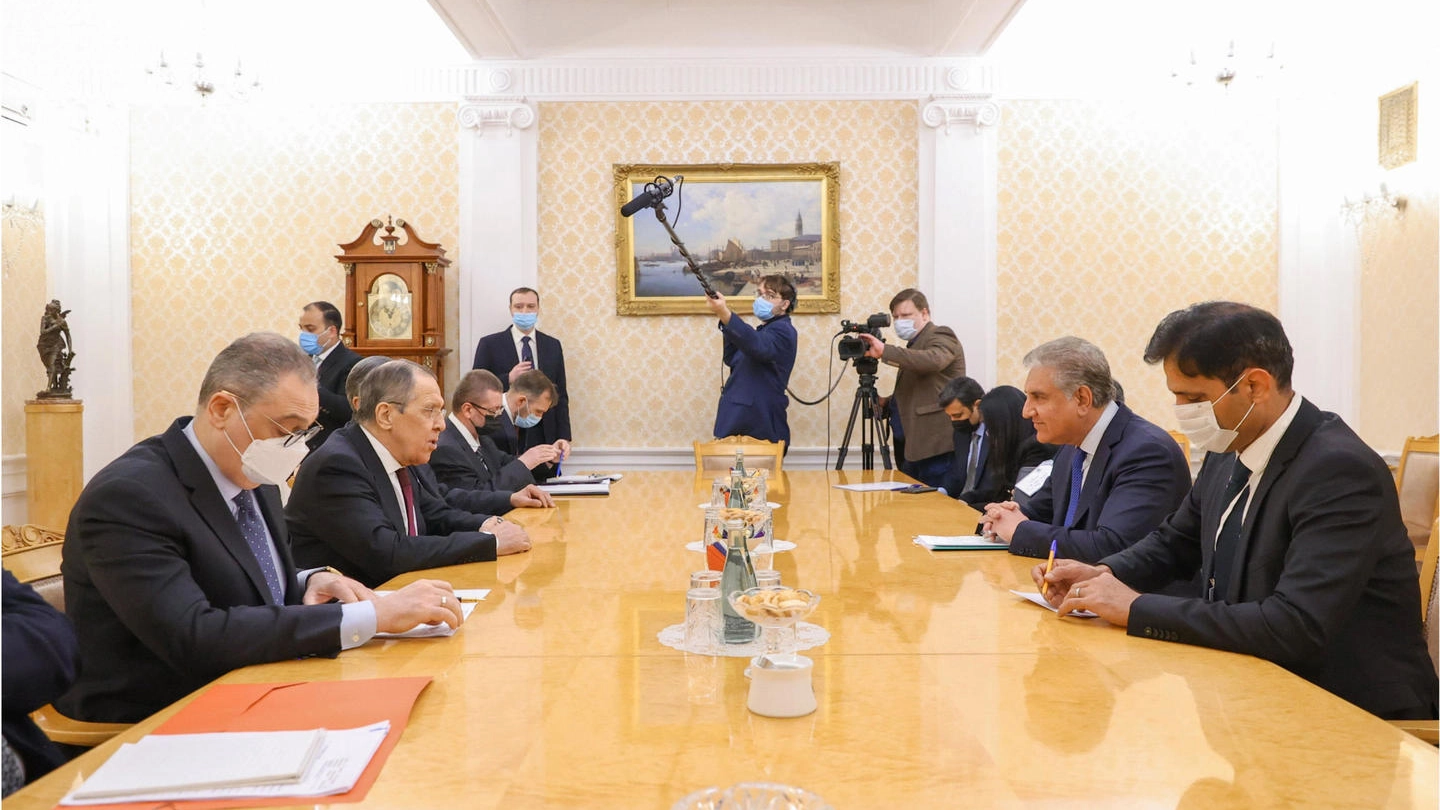 Il ministro degli esteri russo Lavrov (a sinistra) a un tavolo diplomatico