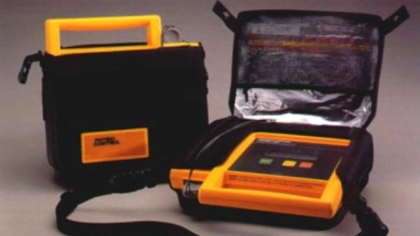 Un defibrillatore semiautomatico Un defibrillatore semiautomatico