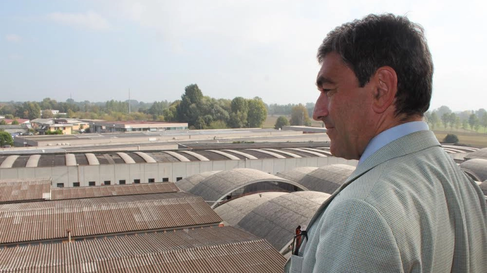 Il commissario Mariano Savastano, 52 anni, scruta la distesa di amianto nell’area dell’ex Cetem