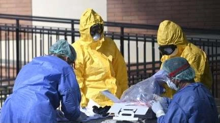 Un cadavere trasportato fuori da una casa di riposo nell’emergenza coronavirus