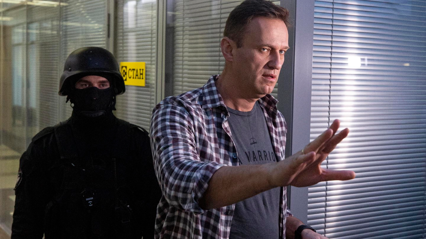 Navalny fermato da ufficiali di polizia nella sua Fondazione anticorruzione (Ansa)