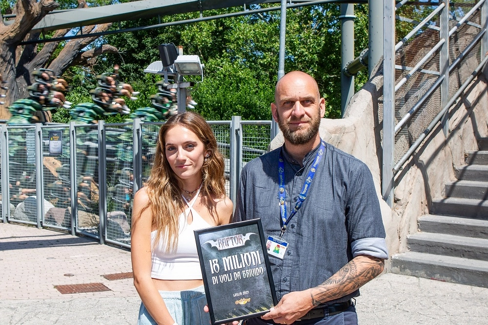 Raptor festeggia 18 milioni di visitatori. In foto, Gaia e Nicola Granuzzo, Rides Manager di Gardaland