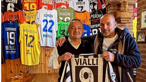 Corrado Venturini mostra la maglia di Vialli ritrovata dopo il furto (foto Instagram)