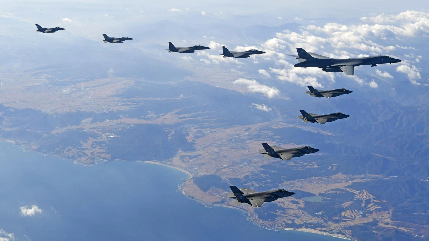 Un bombardiere supersonico B-1B Usa scortato da caccia sudcoreani (Ansa)