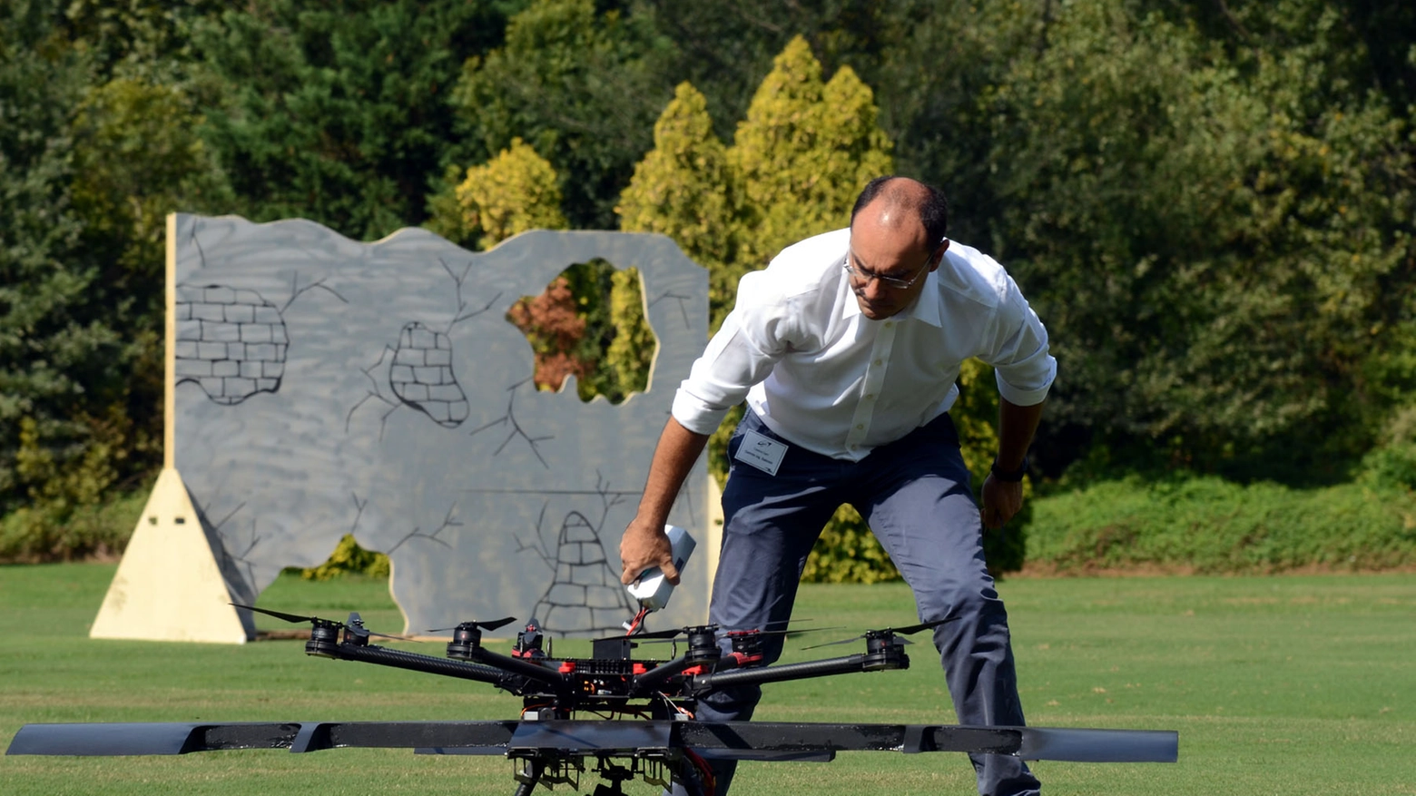 L'ingegner Gabriele Garindo con il drone