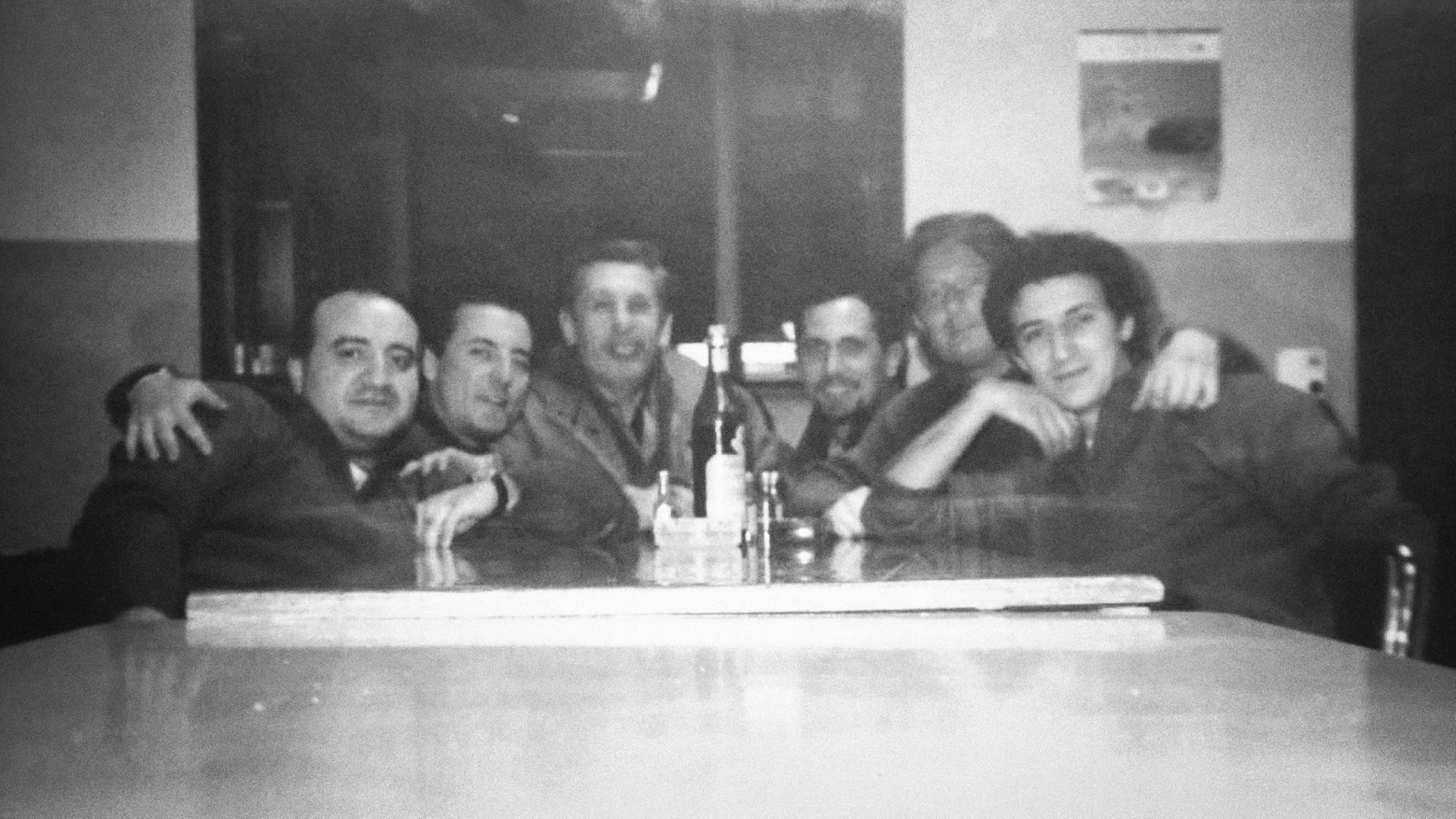La squadra dei vigili del fuoco in caserma. Da sinistra: Sofia, Pasotto (ucciso dalla bomba), Bonomi, Bravi, Mandelli e Maimone
