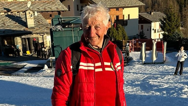 Attilio Ducly, il decano dei maestri di sci pronto a gareggiare alle Alpeniadi a 91 anni appena compiuti