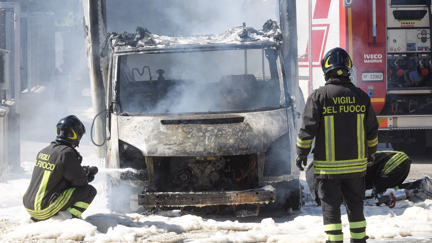 Intervento dei vigili del fuoco su un furgone in fiamme
