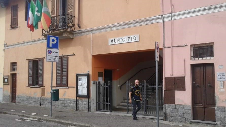 Dopo l'arresto del responsabile dell'ufficio anagrafe e di un vigile urbano da parte della Guardia di finanza