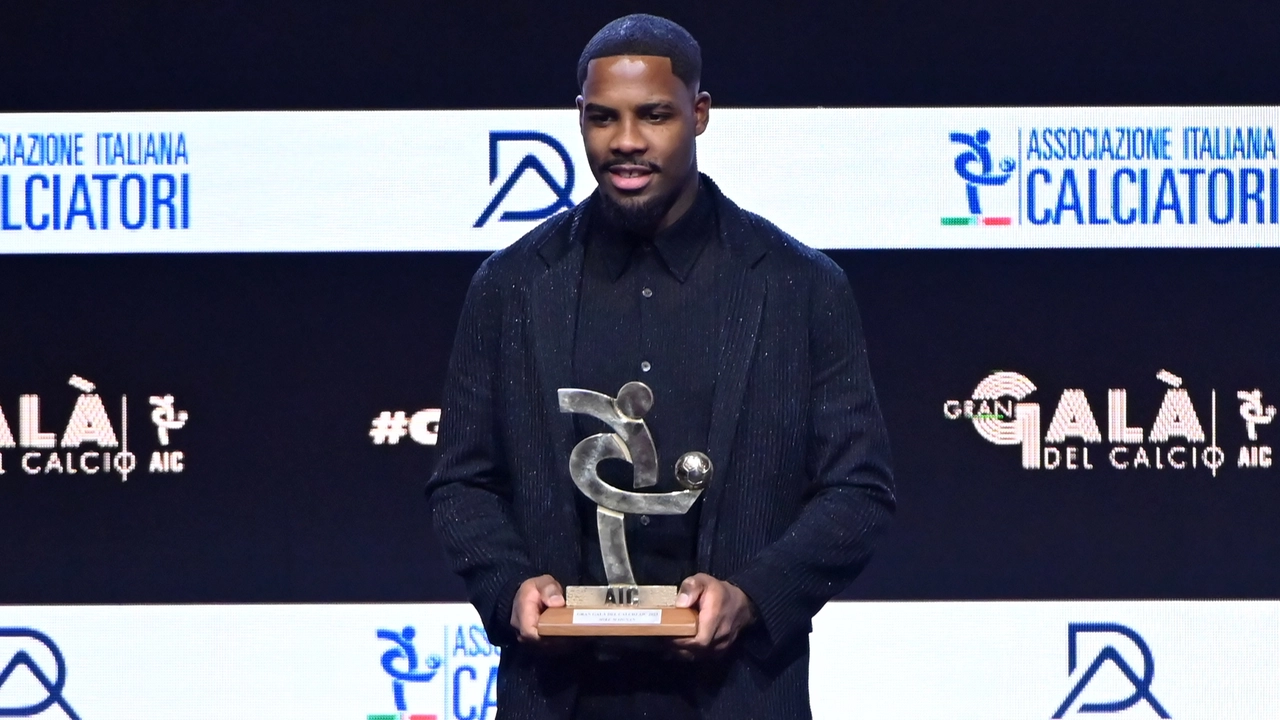 Mike Maignan premiato come miglior portiere della Serie A nella stagione 2022/2023 al Gran Galà del Calcio AIC
