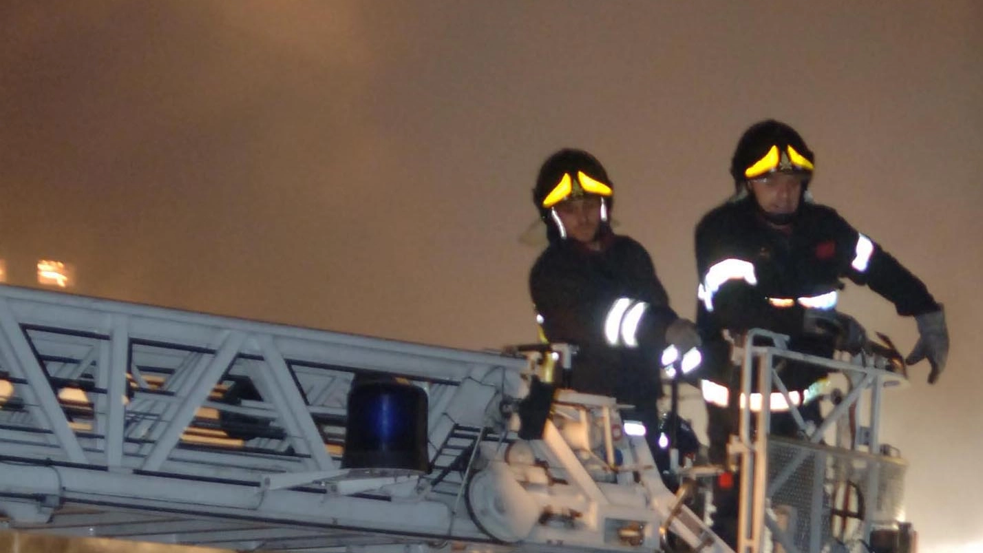 Trezzo, pompieri al lavoro dopo l'incendio dell'inceneritore