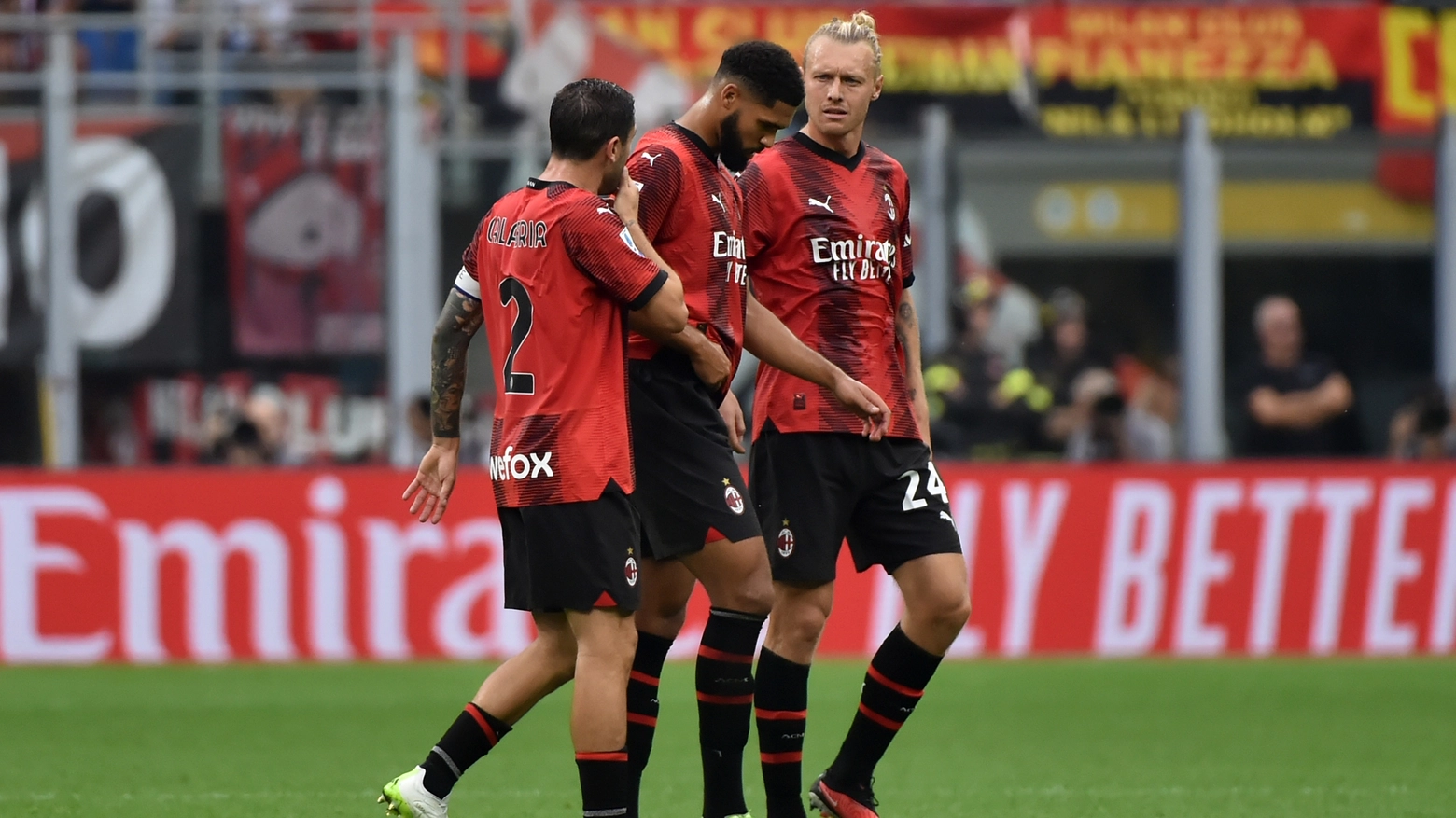 Calabria e Kjaer consolano Loftus-Cheek dopo l'infortunio Calabria e Kjaer consolano Loftus-Cheek dopo l'infortunio