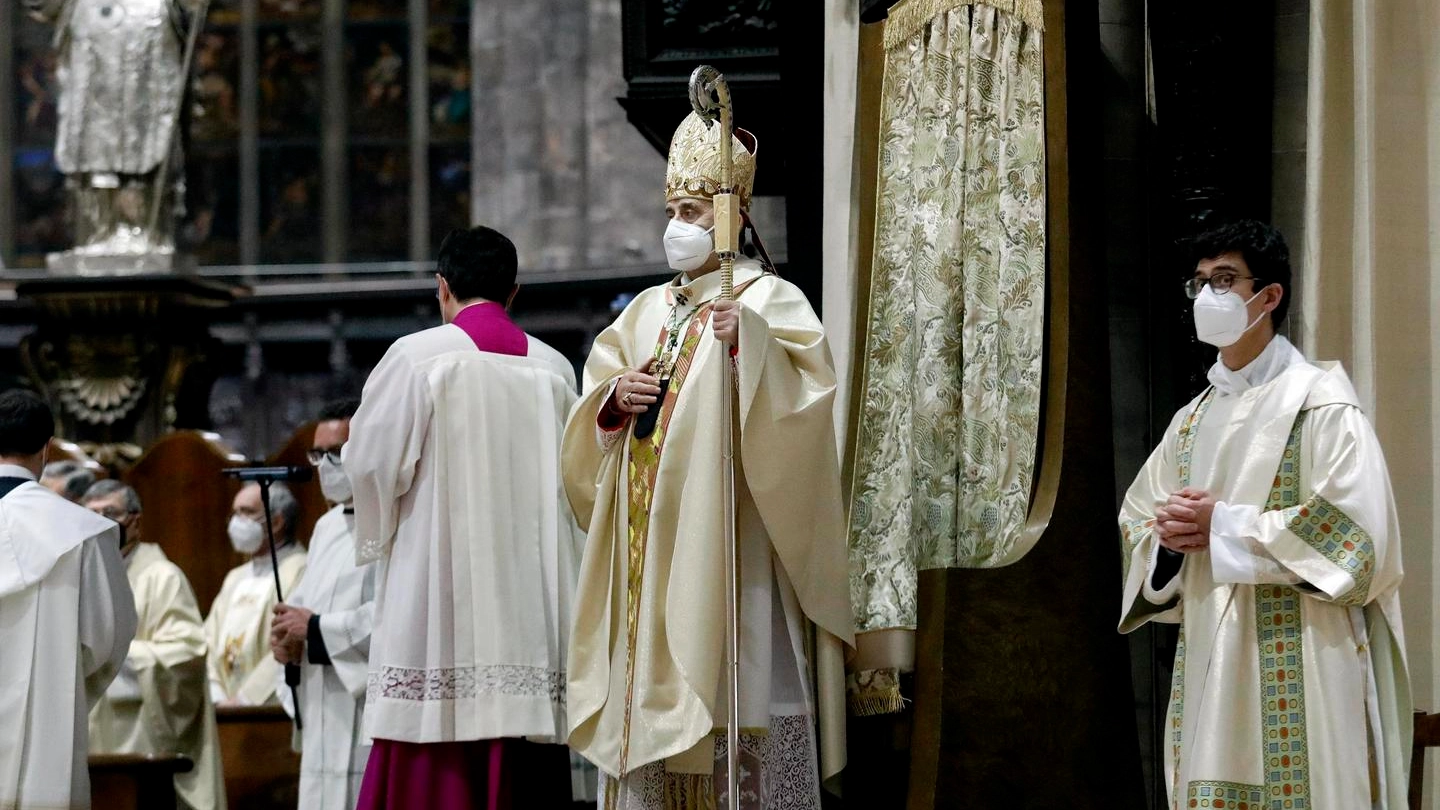 Monsignor Mario Delpini celebra la veglia pasquale di Resurrezione in Duomo