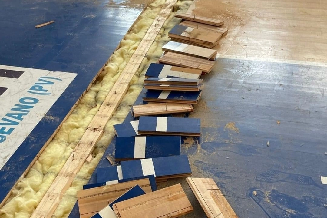 Il parquet del palaBasletta che sarà messo in vendita