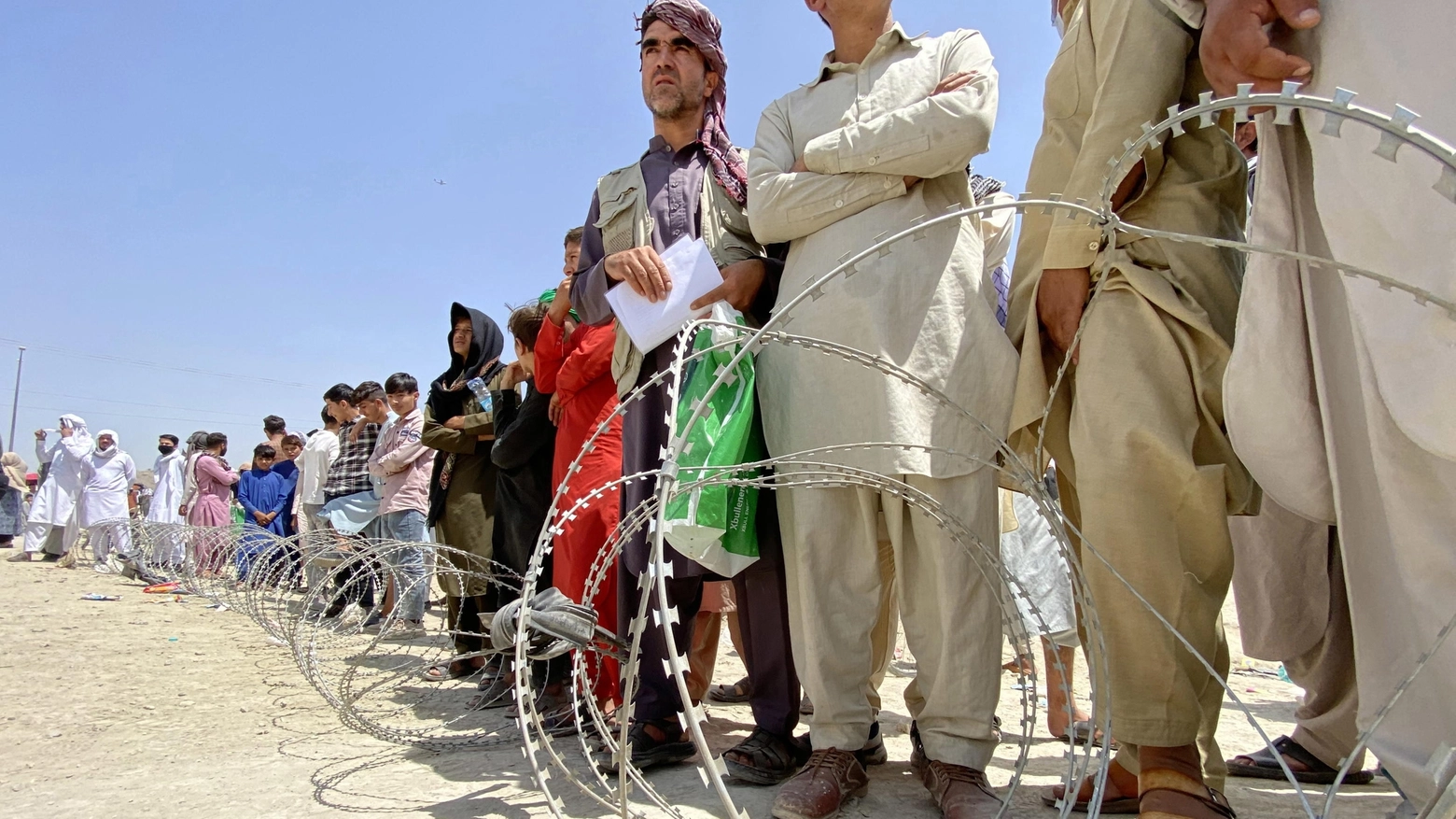 Civili fuori dall'aeroporto di Kabul