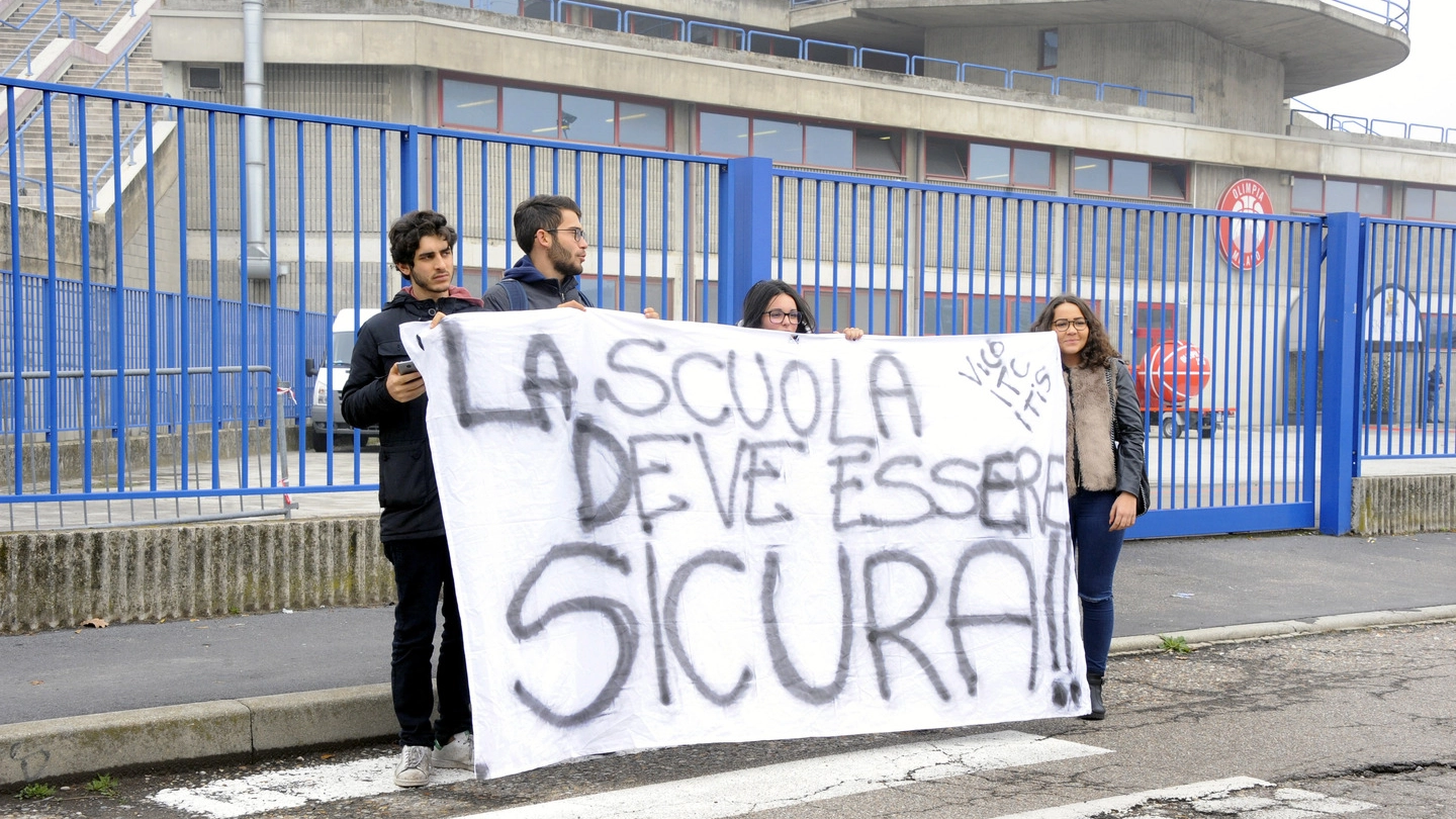 Una delegazione di studenti ha manifestato anche ad Assago dove era presente per un convegno il premier Paolo Gentiloni