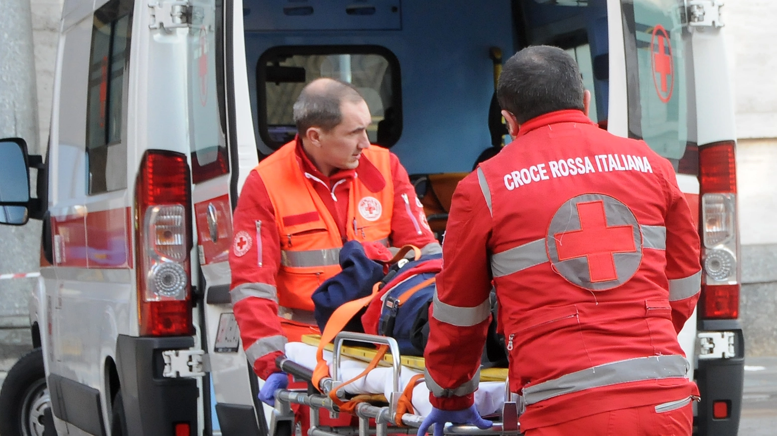 Ambulanza in azione per i soccorsi (foto di repertorio)
